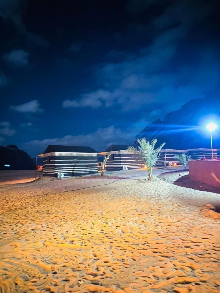 Hotel Moon Night Camp à Wadi Rum Extérieur photo